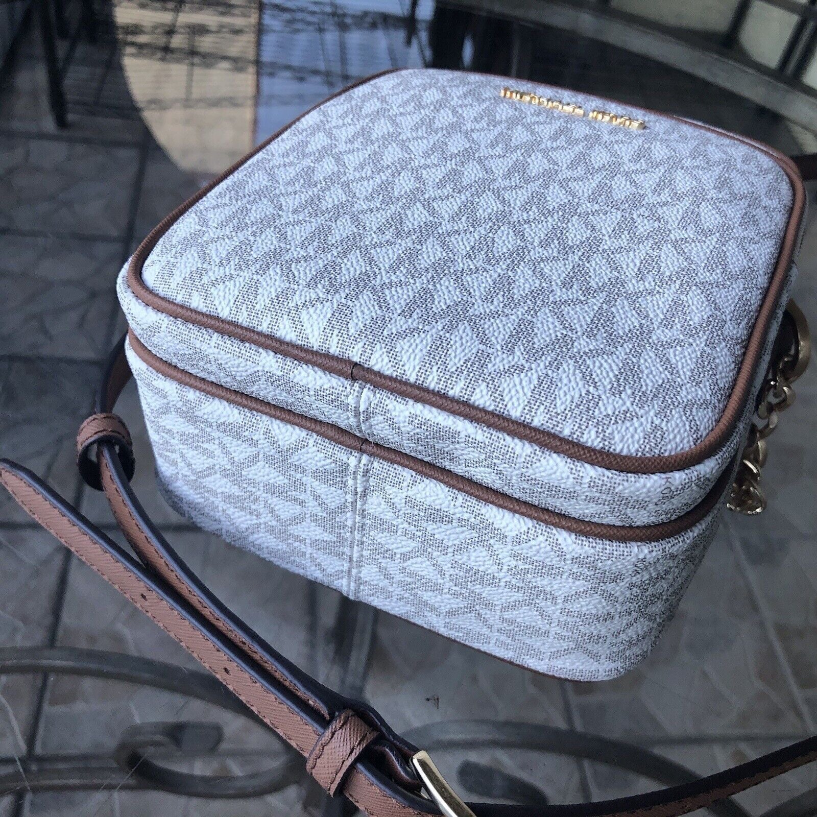 Stylish Michael Kors Women's Crossbody Handbag - PVC/Leather Messenger Purse for Effortless Chic