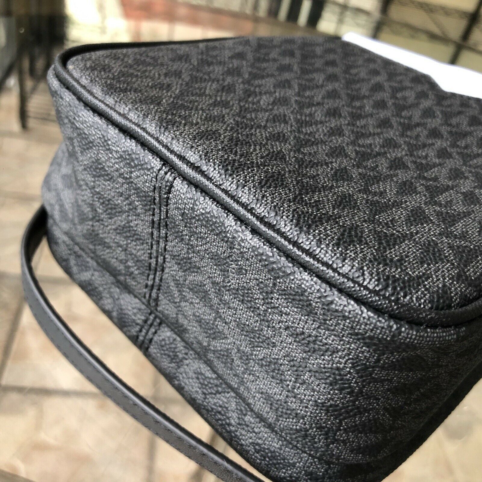 Stylish Michael Kors Women's Crossbody Handbag - PVC/Leather Messenger Purse for Effortless Chic