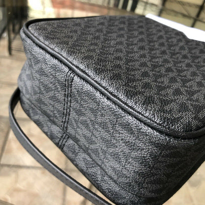 Stylish Michael Kors Women's Crossbody Handbag - PVC/Leather Messenger Purse for Effortless Chic