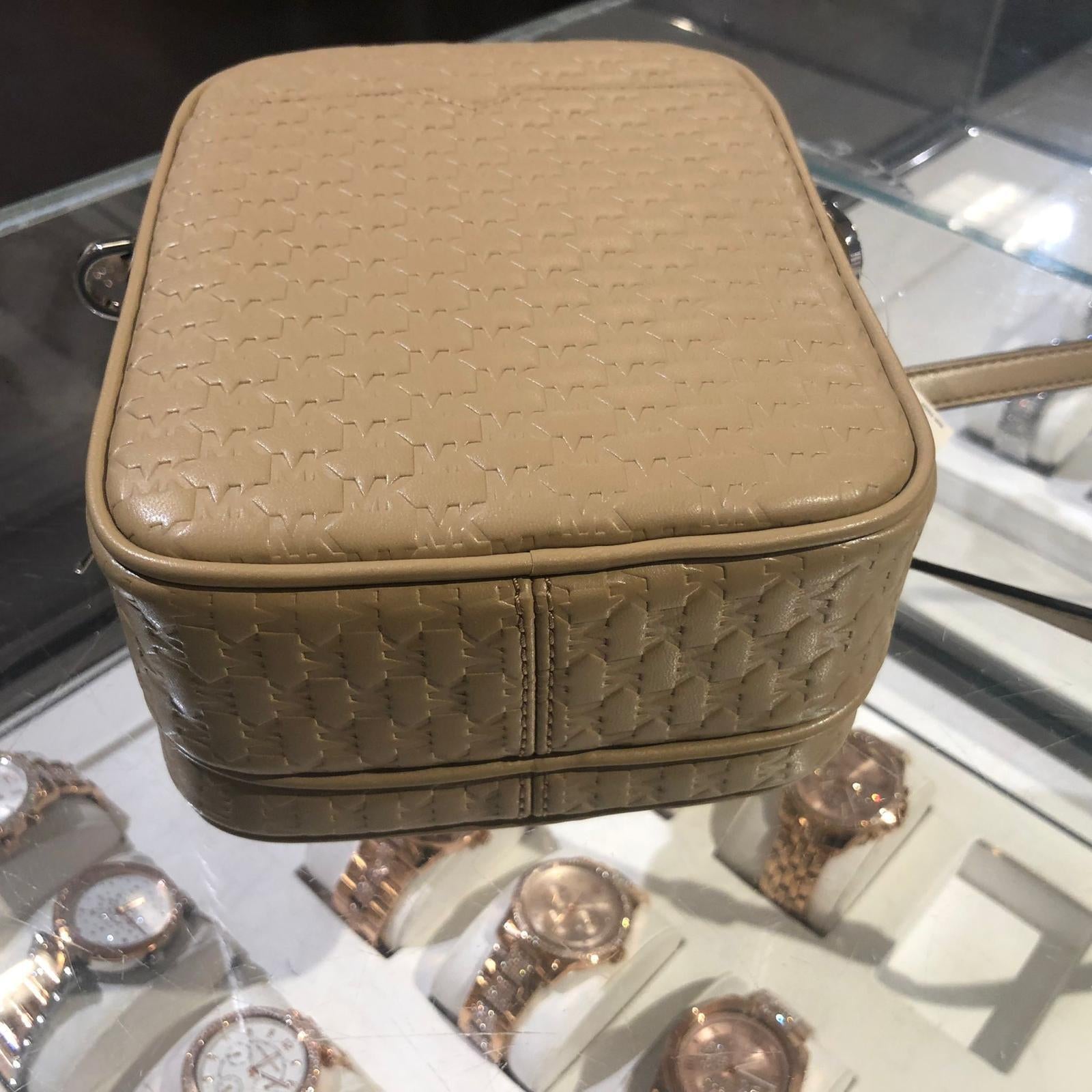 Stylish Michael Kors Women's Crossbody Handbag - PVC/Leather Messenger Purse for Effortless Chic