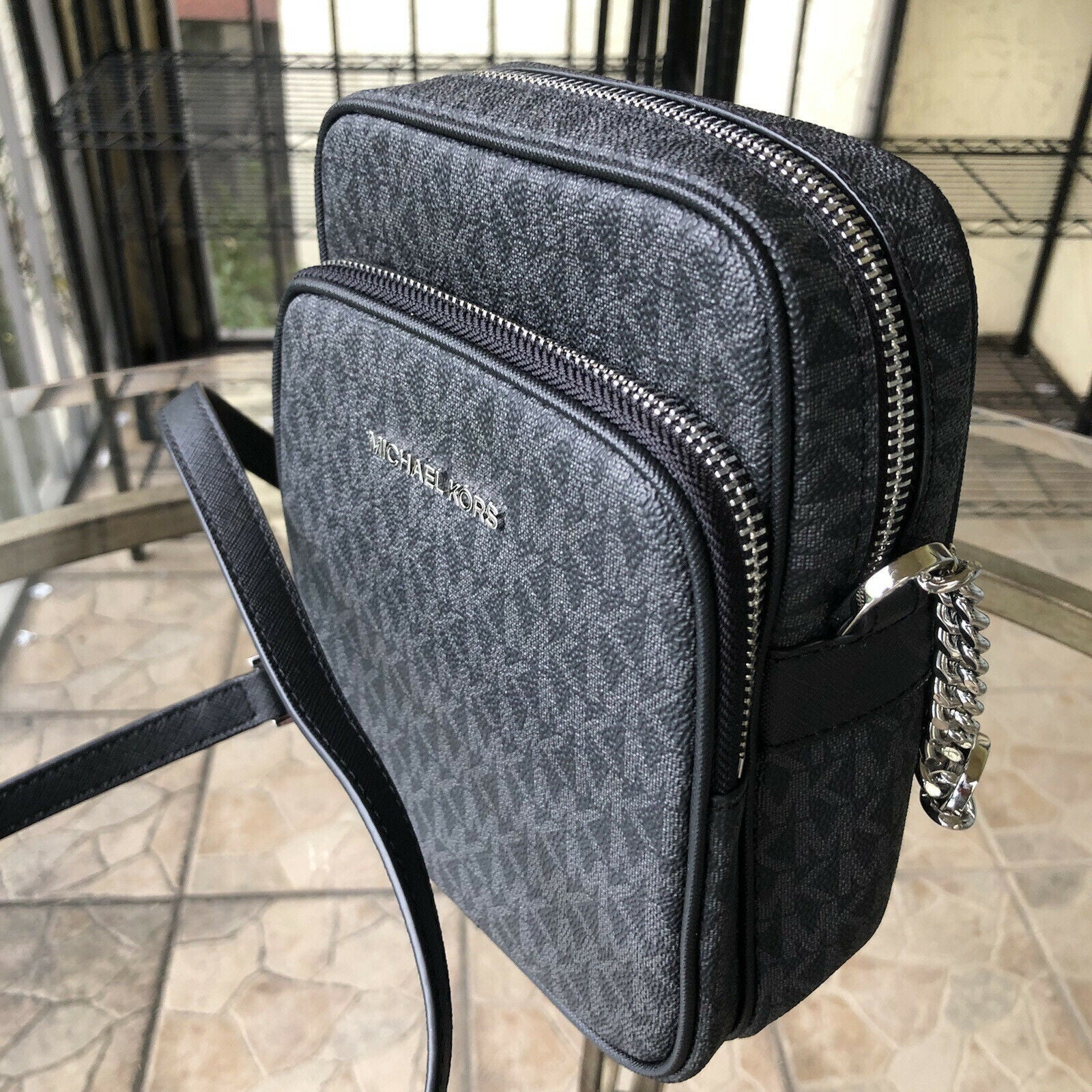 Stylish Michael Kors Women's Crossbody Handbag - PVC/Leather Messenger Purse for Effortless Chic